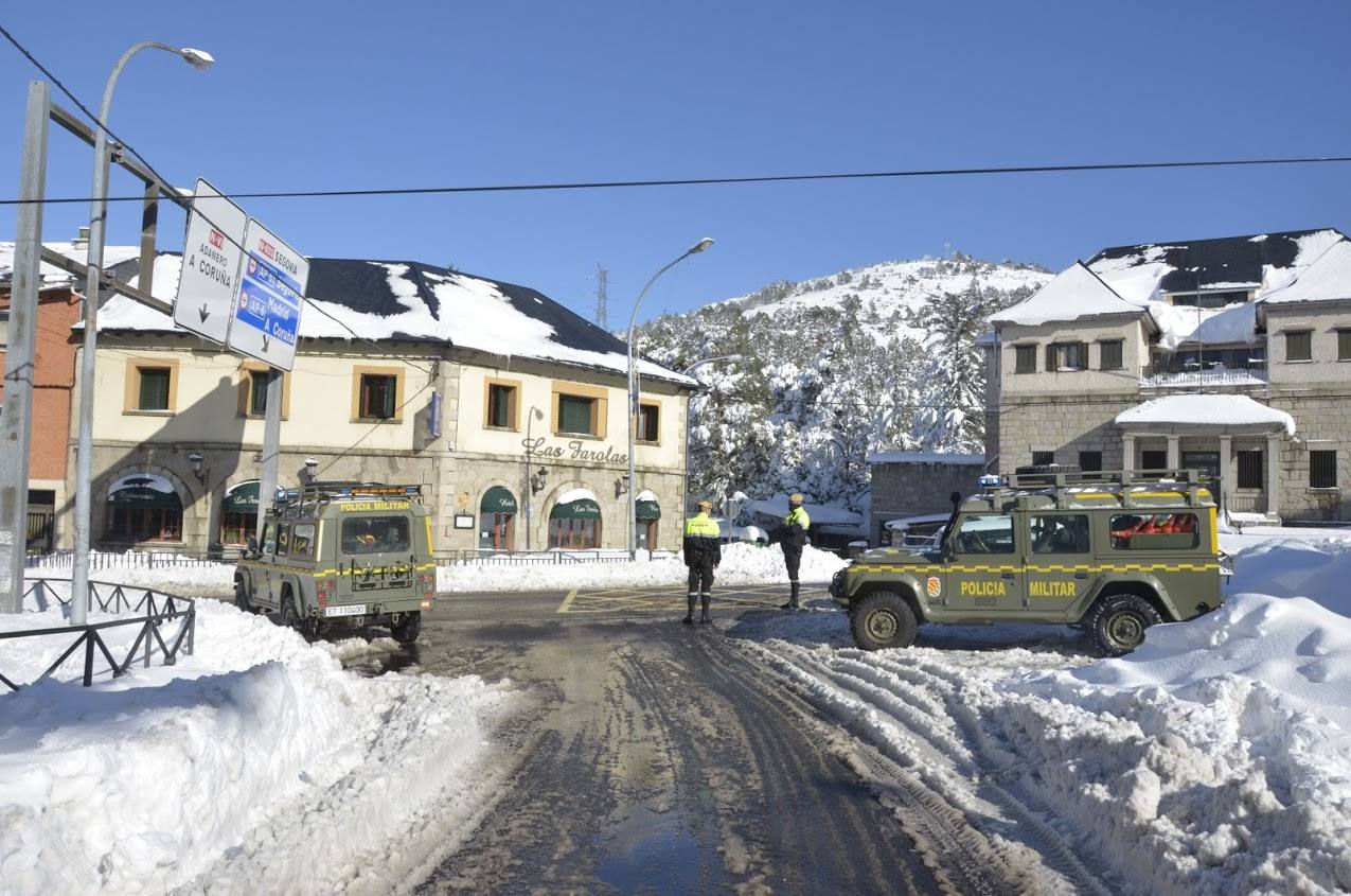 Toneladas de nieve cubren El Espinar (Segovia)