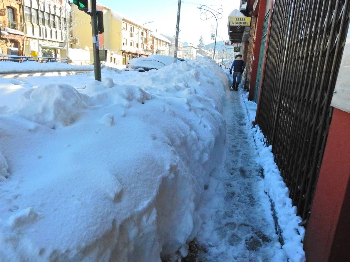 Toneladas de nieve cubren El Espinar (Segovia)