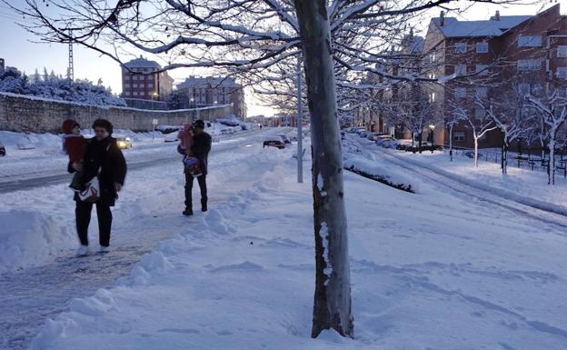 La nieve acumulada y las bajas temperaturas causan diversos problemas en la capital abulense. 