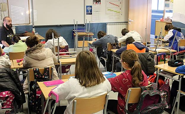 Un grupo de alumnos, esta mañana en el colegio de Palazuelos. 