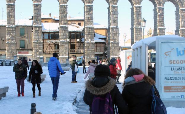 Calles del centro de Segovia heladas este lunes por la mañana. 