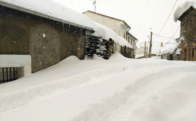 El municipio de Solana, medio sepultado por la nieve.