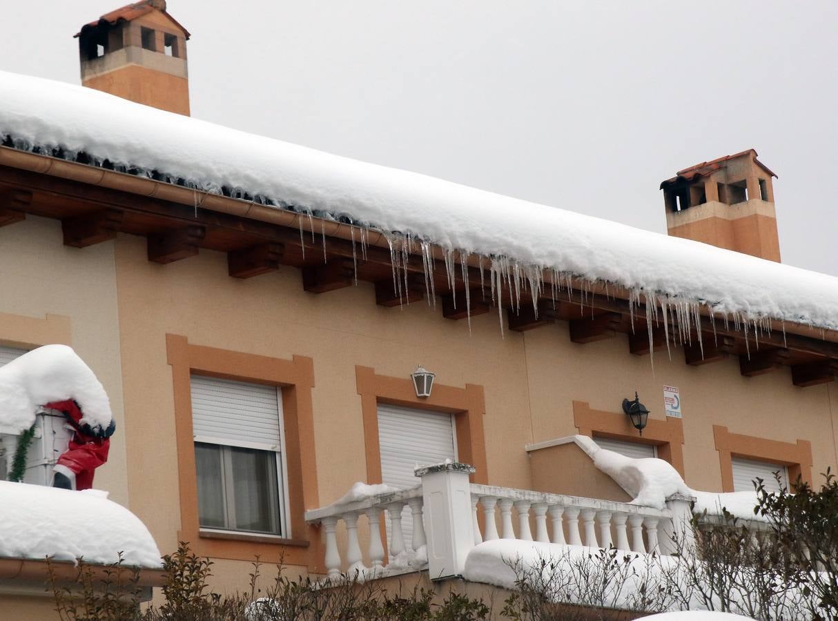 El hielo y la nieve obligan a extremar la precaución en las calles de Segovia