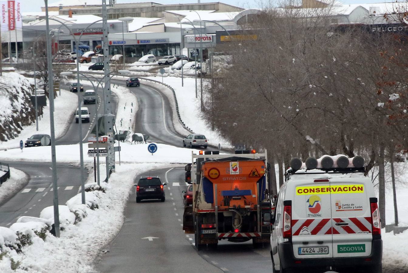 El hielo y la nieve obligan a extremar la precaución en las calles de Segovia