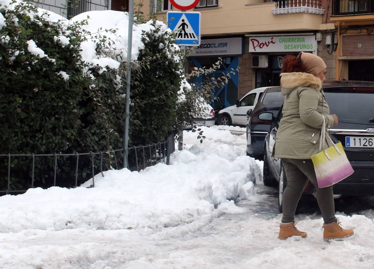El hielo y la nieve obligan a extremar la precaución en las calles de Segovia