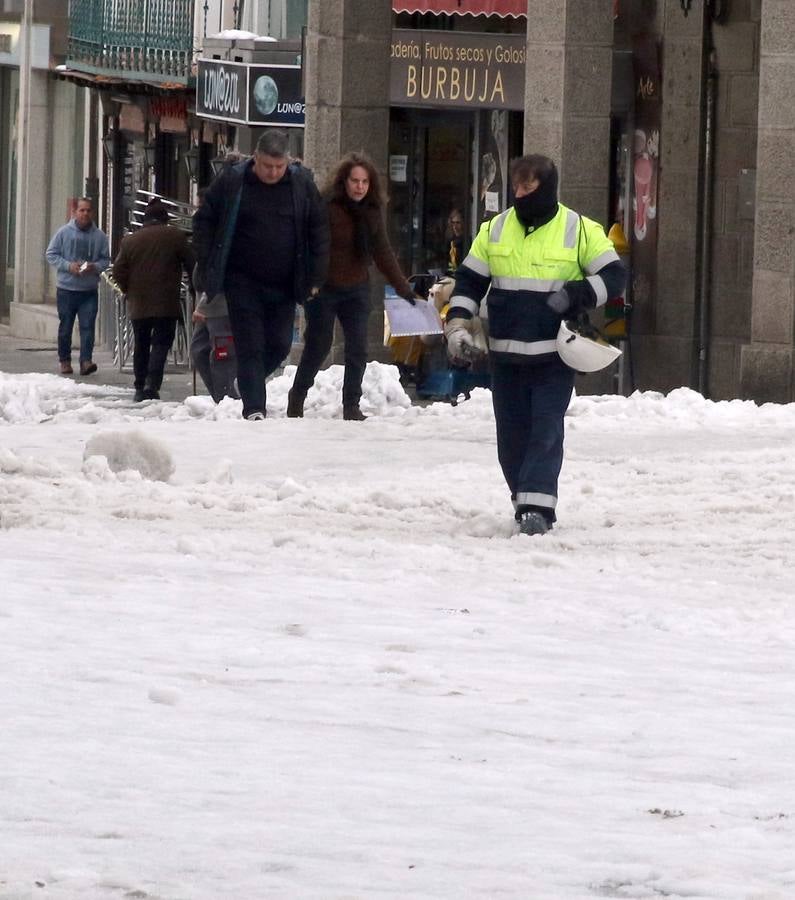 El hielo y la nieve obligan a extremar la precaución en las calles de Segovia