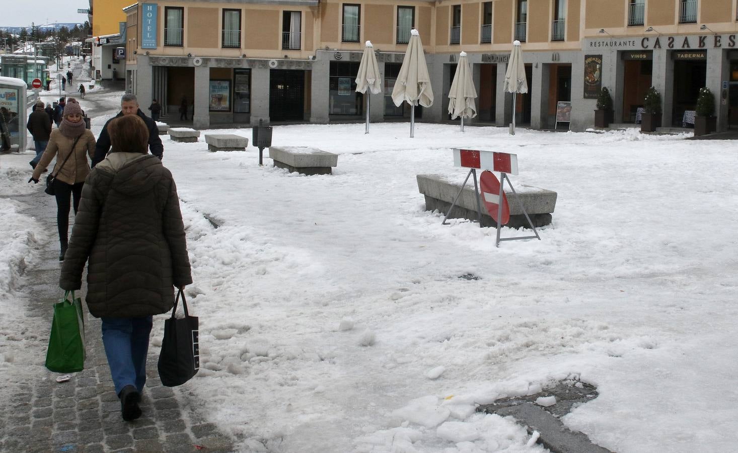 El hielo y la nieve obligan a extremar la precaución en las calles de Segovia