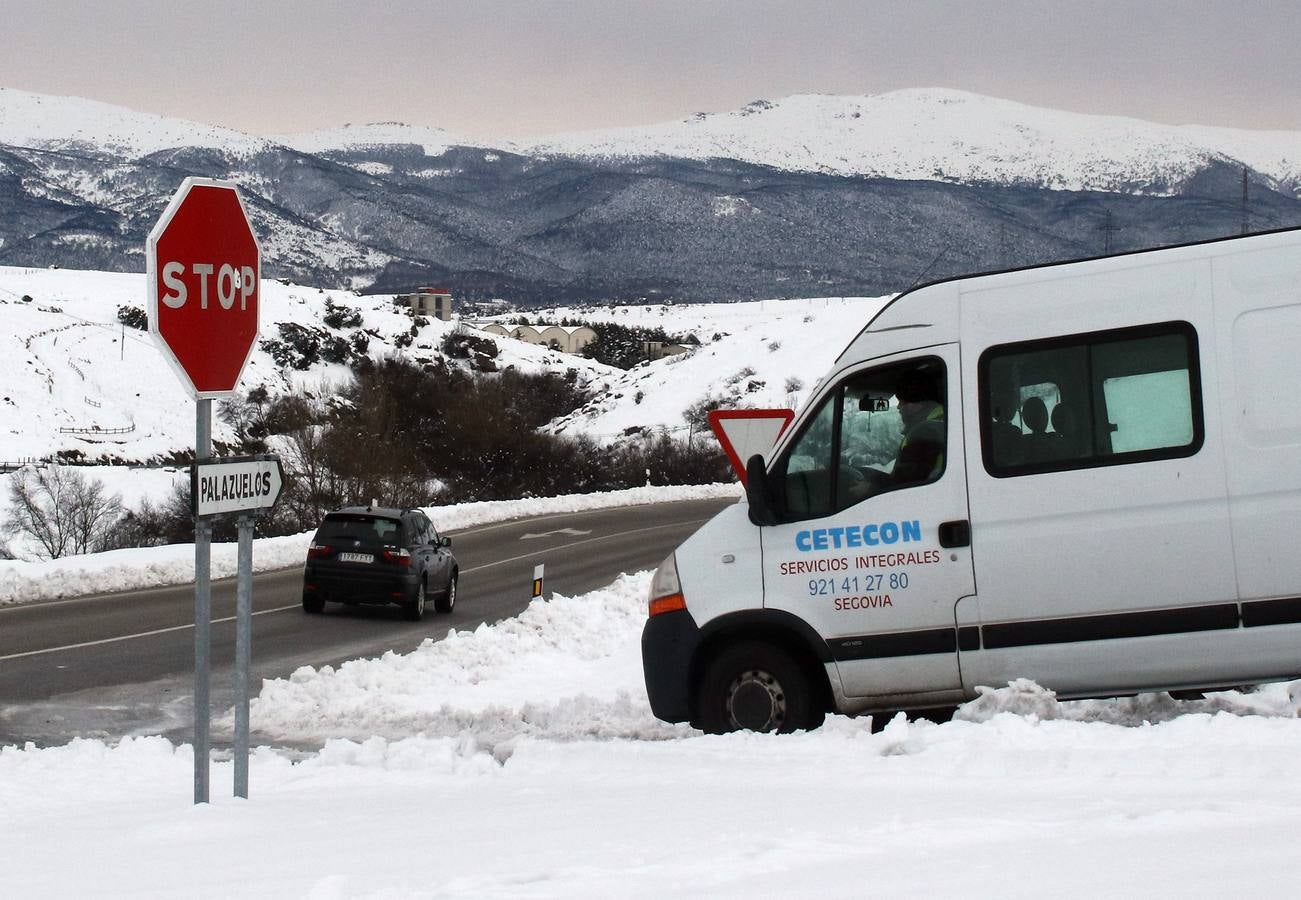 El hielo y la nieve obligan a extremar la precaución en las calles de Segovia