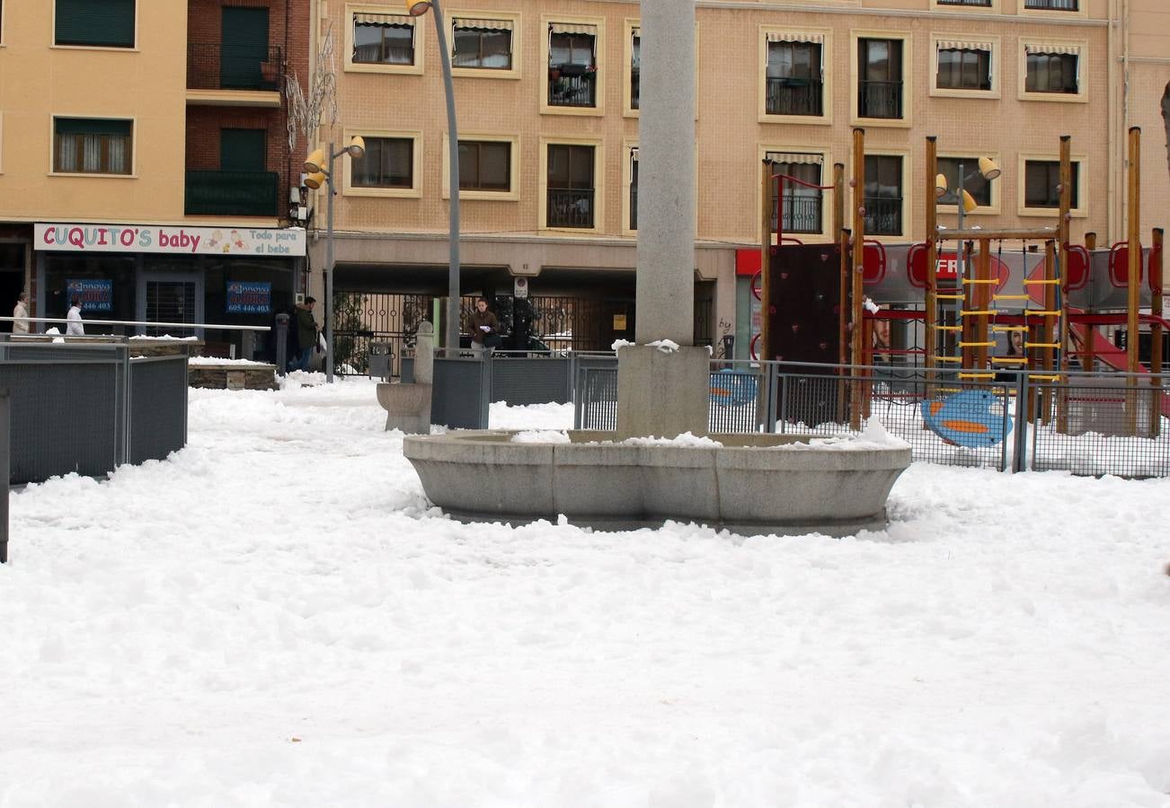 El hielo y la nieve obligan a extremar la precaución en las calles de Segovia