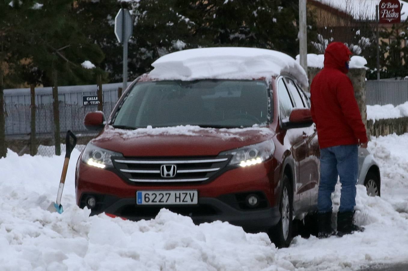 El hielo y la nieve obligan a extremar la precaución en las calles de Segovia
