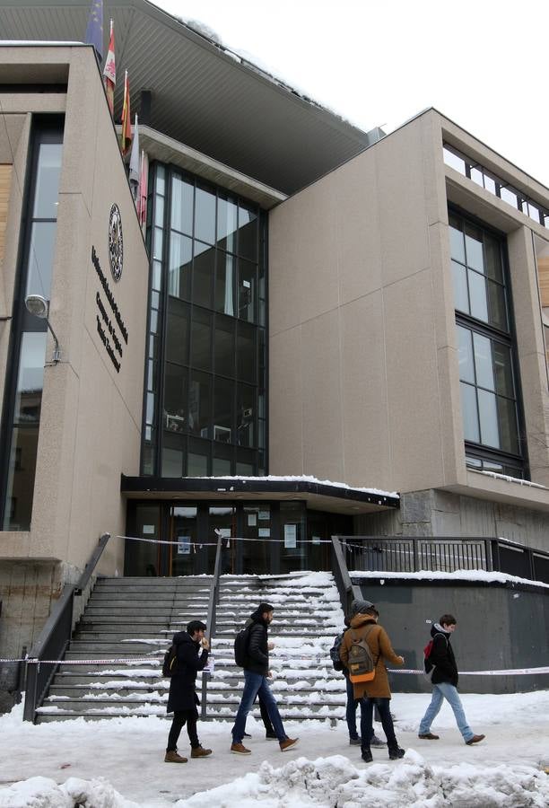 El hielo y la nieve obligan a extremar la precaución en las calles de Segovia