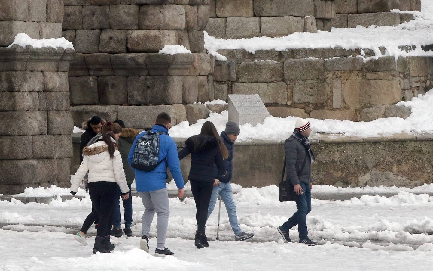El hielo y la nieve obligan a extremar la precaución en las calles de Segovia