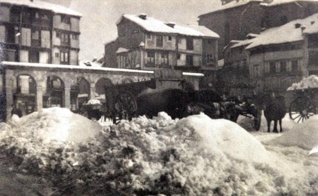 Montones de nieve en la Plaza Mayor hacia el año 1900, en una fotografía que se atribuye a Daniel Zuloaga Boneta. 