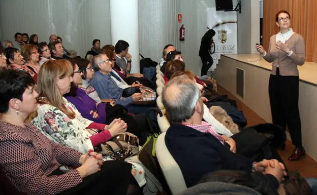 Laura Senovilla se dirge a los asistentes a la conferencia que ofreció en Cuéllar.. 