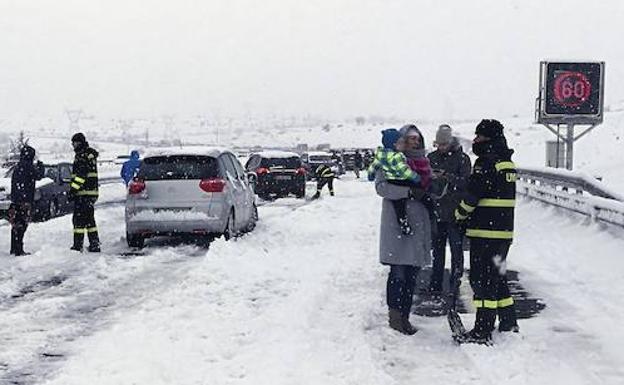 Miembros de la UME atienden a personas atrapadas en la AP-6.