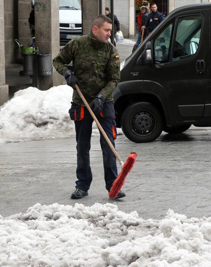 Personal de mantenimiento de la Academia de Artillería ha cogido varias palas y se ha puesto a limpiar varias calles céntricas de la capital, de manera voluntaria y desinteresada