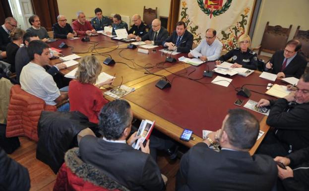 Juta de Pingüinos reunida en el Ayuntamiento de Valladolid. 