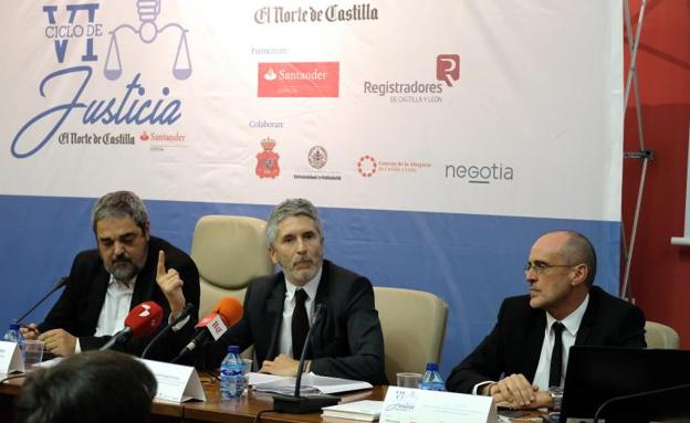 De izquierda a derecha, Carlos Aganzo, director de El Norte, Fernando Grande-Marlaska y el Fiscal Miguel Ángel Aguilar. 