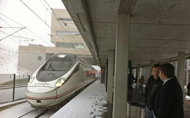 Llegada de un tren a la estación Segovia-Guiomar en medio de la nieve. 