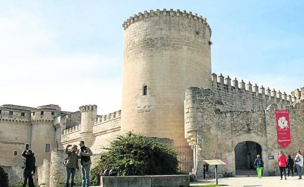 Visitantes en el exterior del castillo. 