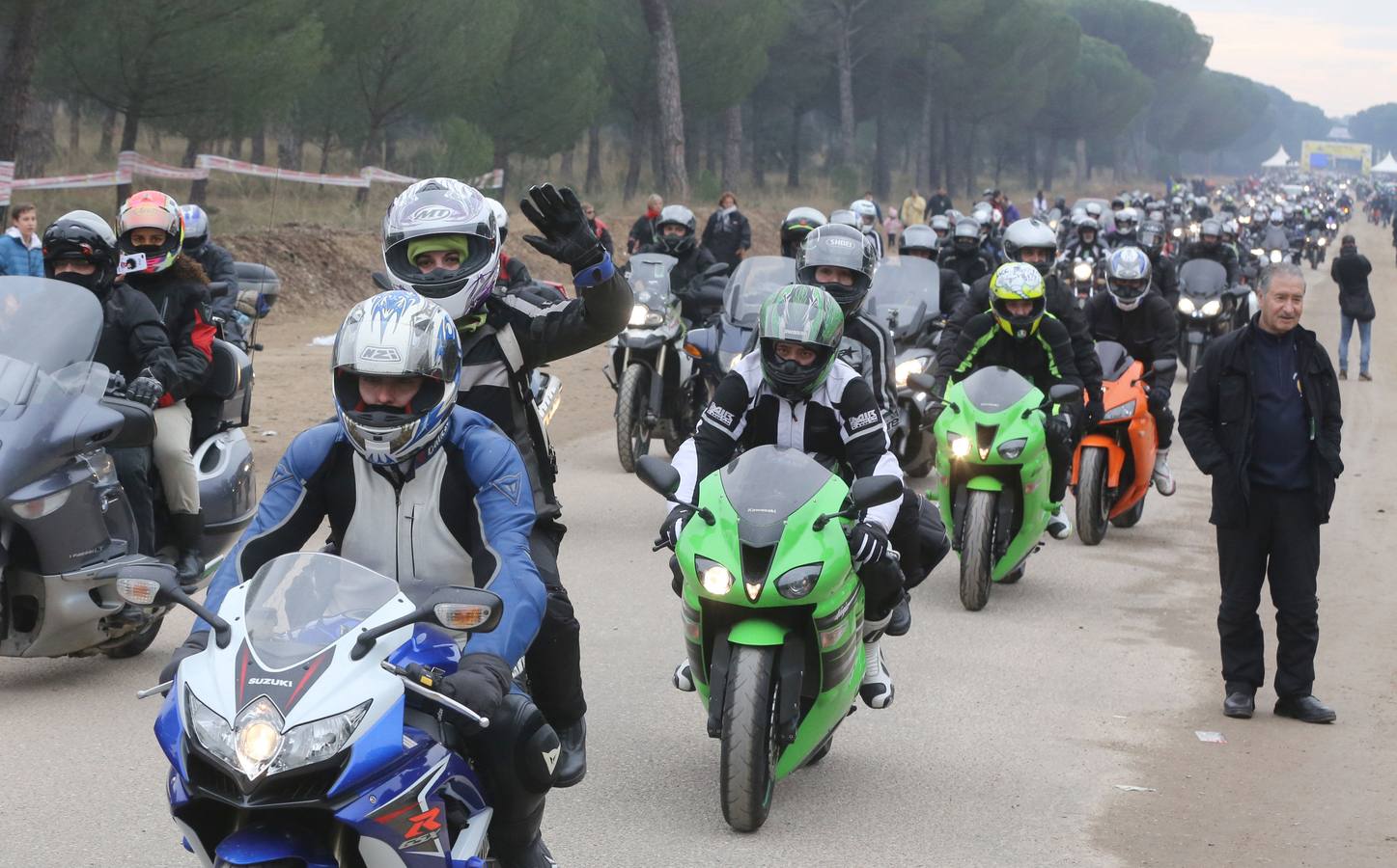 2014. Cientos de pingüinos inician el viaje de regreso tras finalizar el sorteo y la entrega de los premios de la concentracion motera Pingüinos 2014 en Puente Duero.