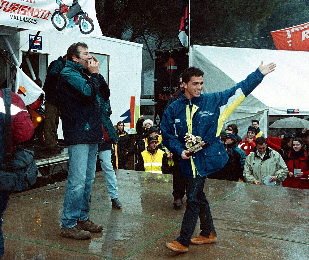 2002. Toni Elías saluda a la afición después de recoger el Pingüino de Oro en la concentración de Boecillo.