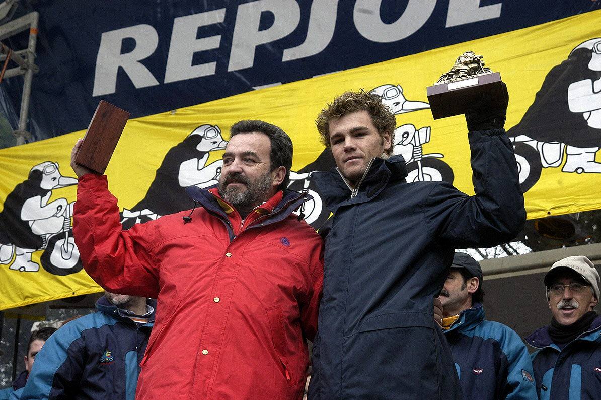 2003. El subcampeón del mundo en 250 centímetros cúbicos Fonsi Nieto (d) recogió en Valladolid el galardón 'Pingüino de Oro 2003'. En la foto, el deportista junto al presidente de la Federación Motociclista Española, también galardonada.