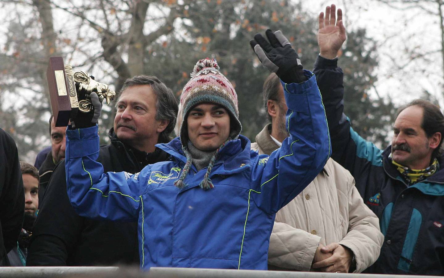 2005. El piloto catalán Dani Pedrosa sostiene el Pingüino de Oro que le otorgó este año la organización de Pingüinos.