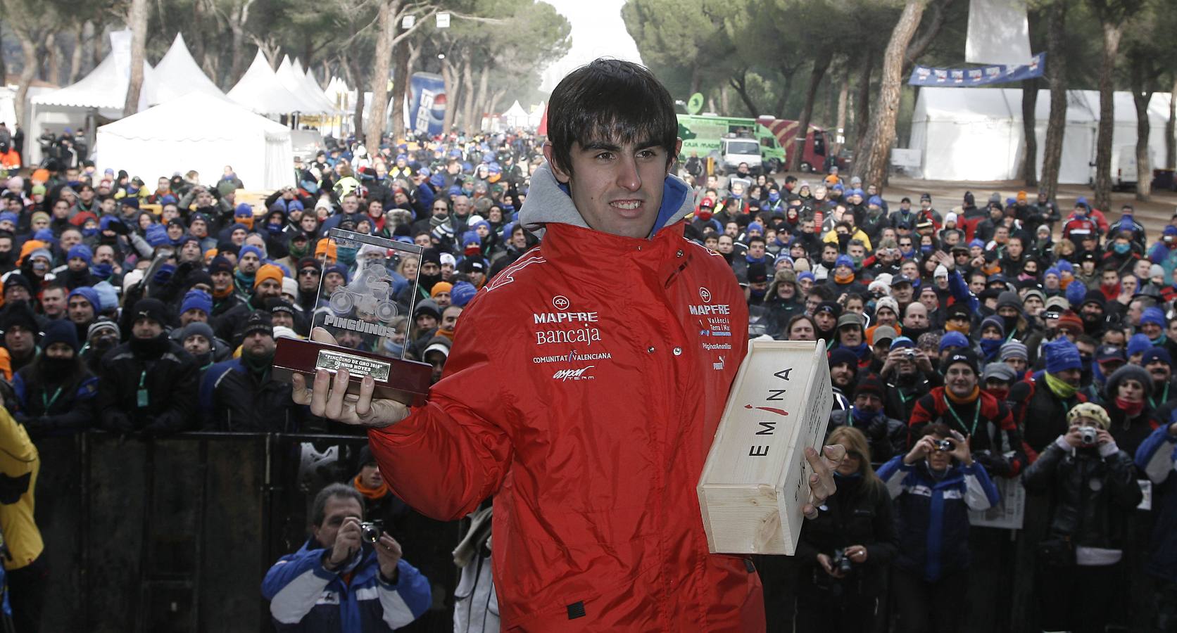 2010. Julián Simón, campeon mundial de 125 cc. recibe el Pingüino de Oro en la concentracion motera de Puente Duero.