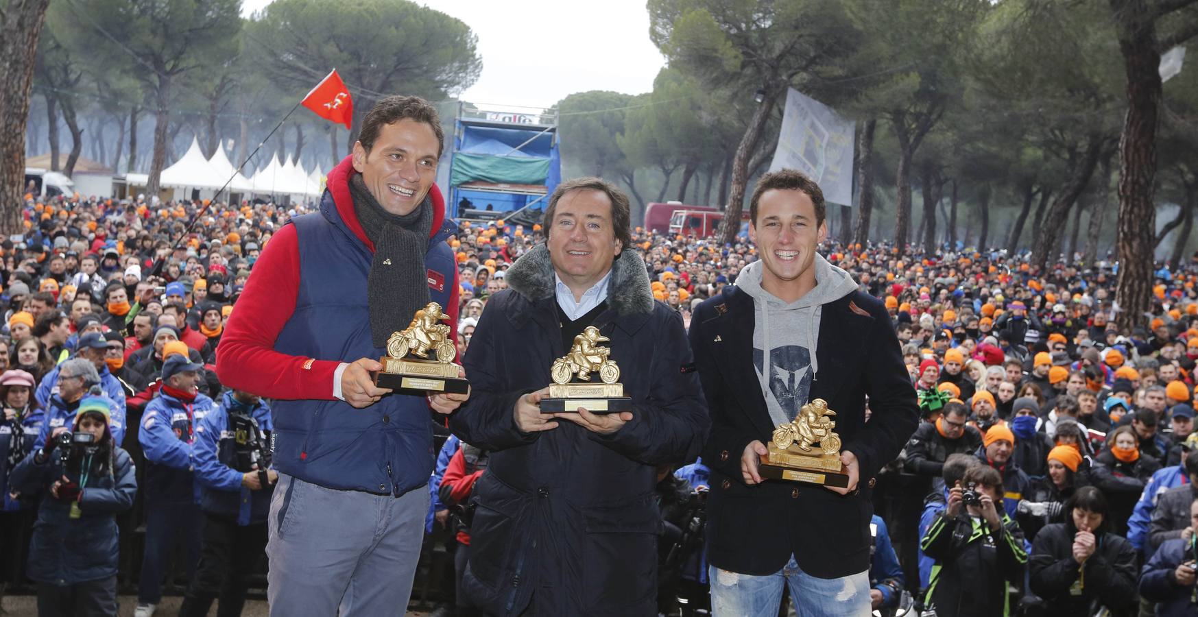 2013. Marco Rocha recogió el premio a Mediaset. Al lado, Sito Pons y Pol Espargaró.