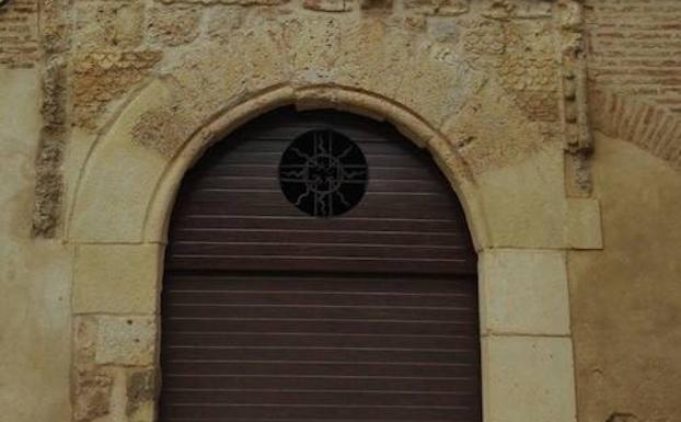 Puerta metálica de la iglesia que tendrá que retirarse.