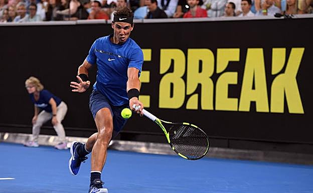 Rafa Nadal golpea una bola. 