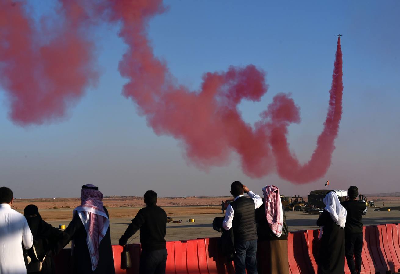 El Equipo Acrobático Nacional de los Emiratos Árabes Unidos Al-Fursan (Los Caballeros) participa en la 4ª Exhibición de Aviación de Arabia Saudita en el Aeropuerto de Thumamah