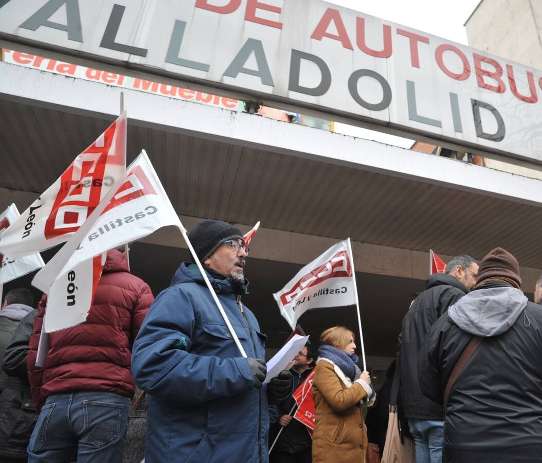 Protesta del colectivo de transportes de viajeros por carretera en la estación de autobuses de Valladolid