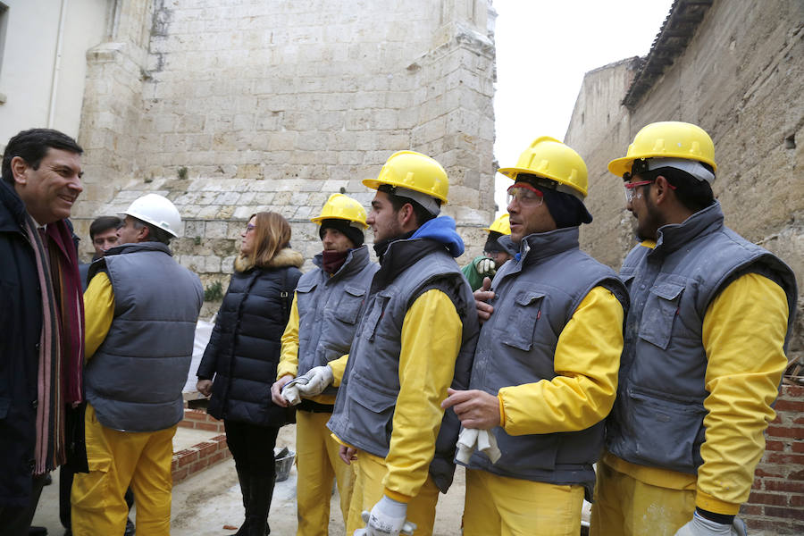 Visita del consejero de empleo a la escuela taller de la catedral