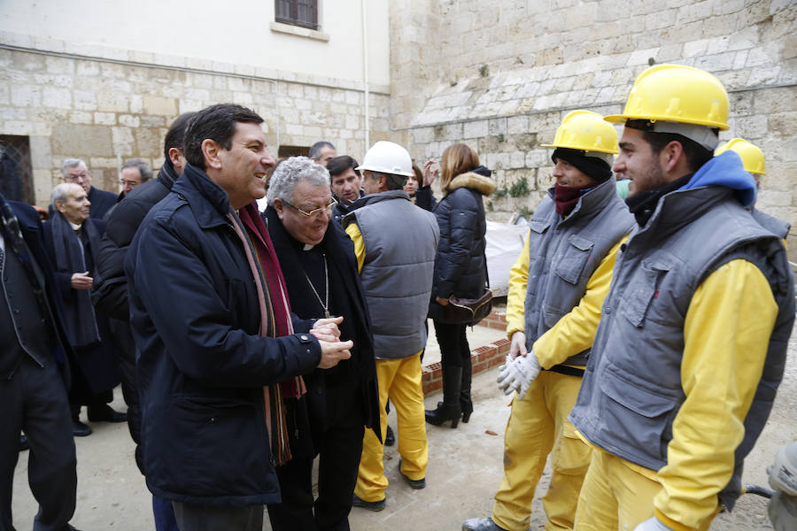 Visita del consejero de empleo a la escuela taller de la catedral