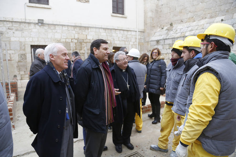 Visita del consejero de empleo a la escuela taller de la catedral