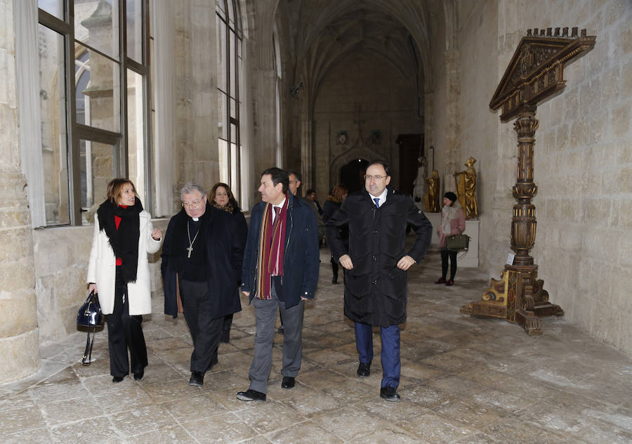 Visita del consejero de empleo a la escuela taller de la catedral