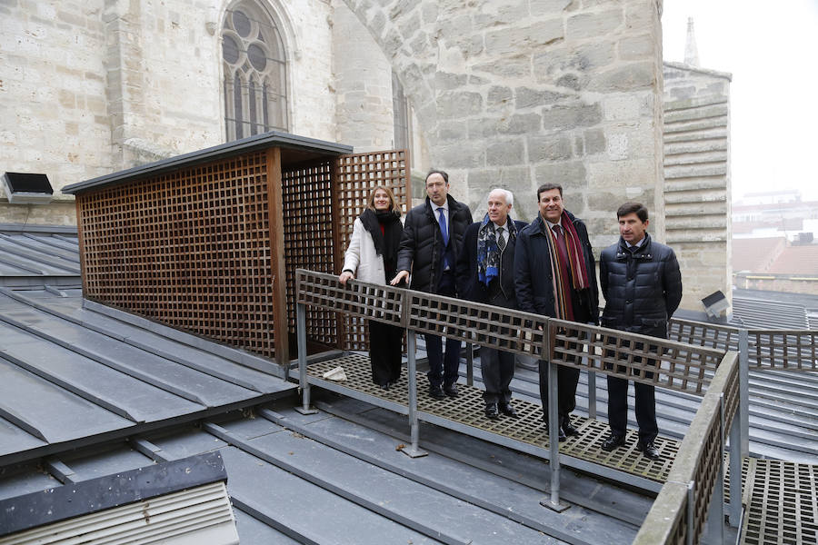 Visita del consejero de empleo a la escuela taller de la catedral