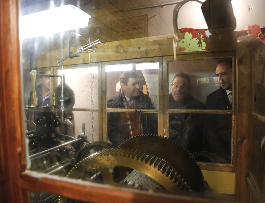 Visita del consejero de empleo a la escuela taller de la catedral