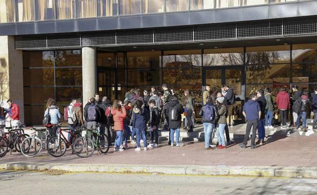 Estudiantes universitarios, a las puertas del edificio FES en el Campus Miguel de Unamuno. 