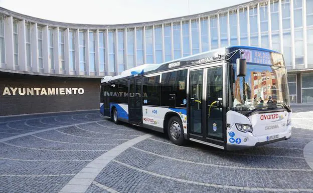 Presentación. El alcalde, David Mingo, y representantes de la empresa concesionaria presentaron ayer el nuevo autobús que se suma al servicio de transporte.