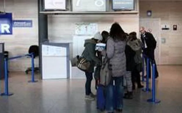 Viajeros esperan para facturar en el aeropuerto de Valladolid. 