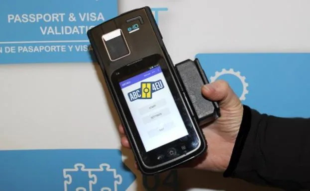 Un dispositivo para controlar los pasaportes de manera digital.