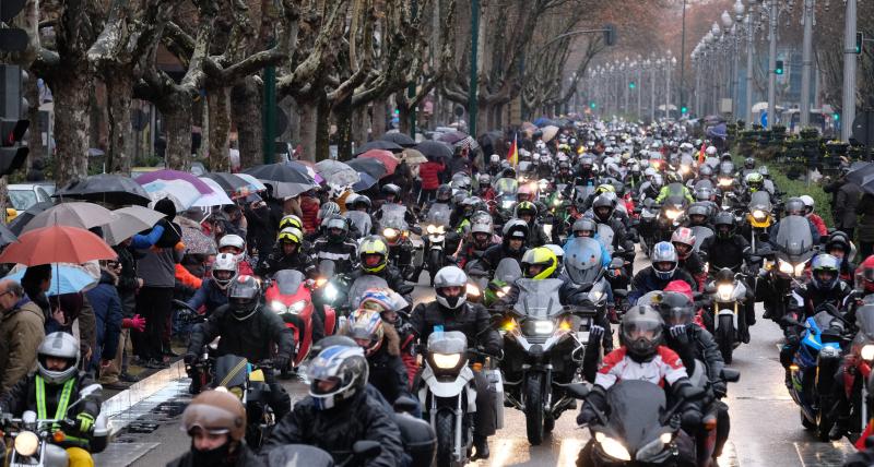 Los moteros desafían a la lluvia en el tradicional desfile de banderas de Pingüinos.