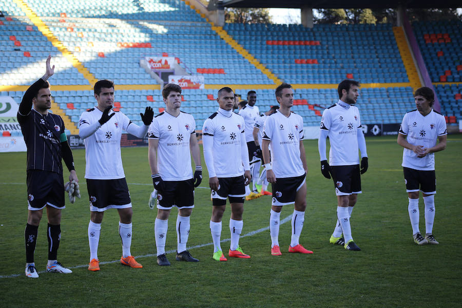 Varios jugadores del Salmantino saludan a su afición. 