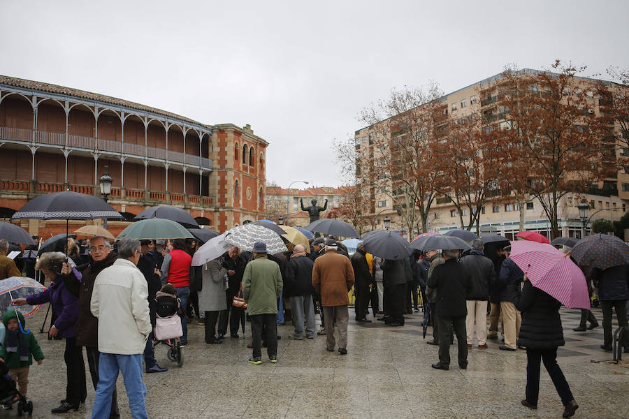 El Ayuntamiento de Salamanca y la Federación de Peñas Taurinas de la ciudad rindien el tradicional homenaje al matador de toros.