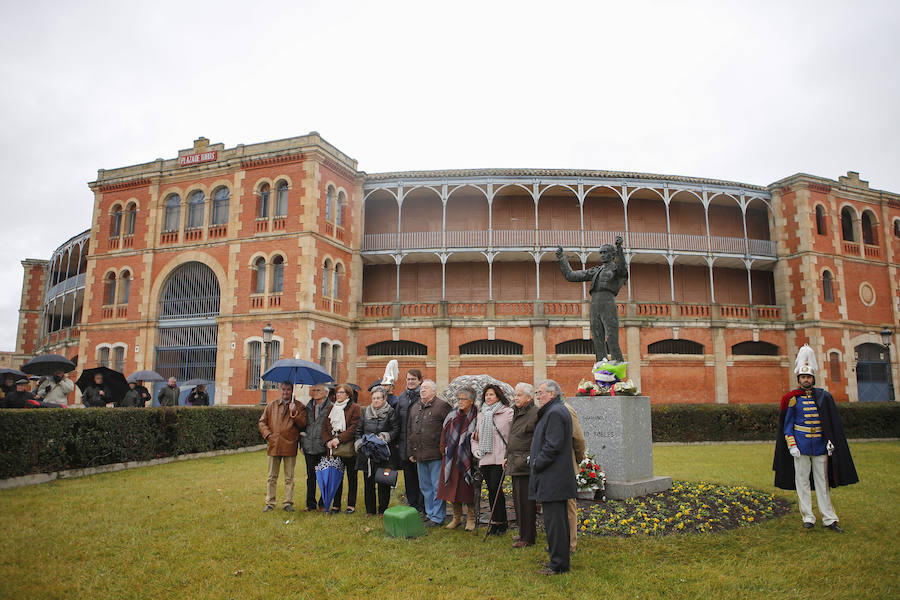 El Ayuntamiento de Salamanca y la Federación de Peñas Taurinas de la ciudad rindien el tradicional homenaje al matador de toros.