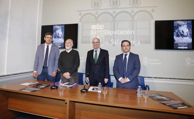 El diputado de Cultura, Julián Barrera, el comisario de la exposición, Antonio Cea, el presidente de la Diputación, Javier Iglesias, y el alcalde de Villanueva y diputado de Turismo, Javier García Hidalgo, durante la presentación. 