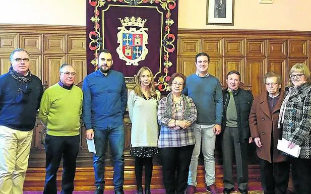 Los galardonados, junto a la concejala Fernández Caballero.